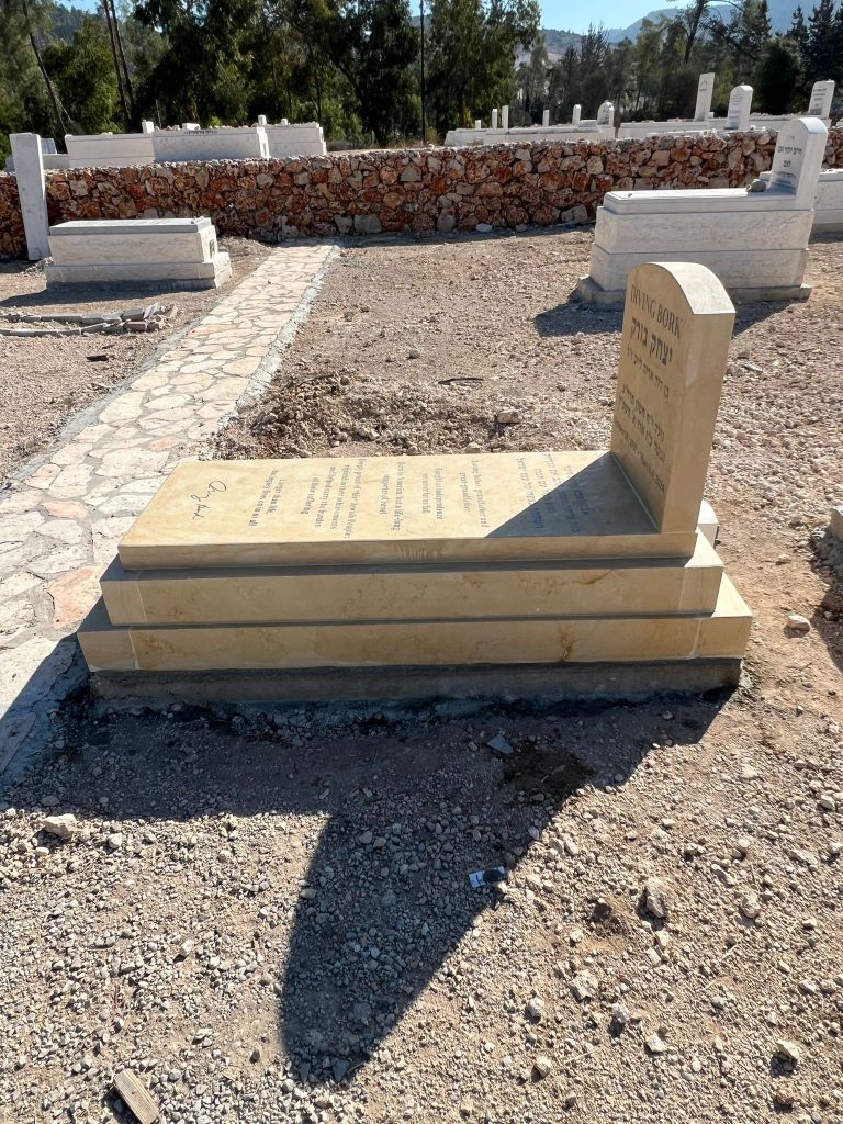 אבן חברון עם גב מצבה על חלקה יחידה מצבה בודדת