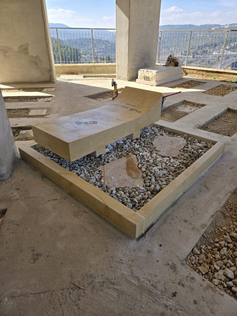 אבן חברונית גוש מוחלק מעוצב במסגרת כפולה על שתי מסגרות