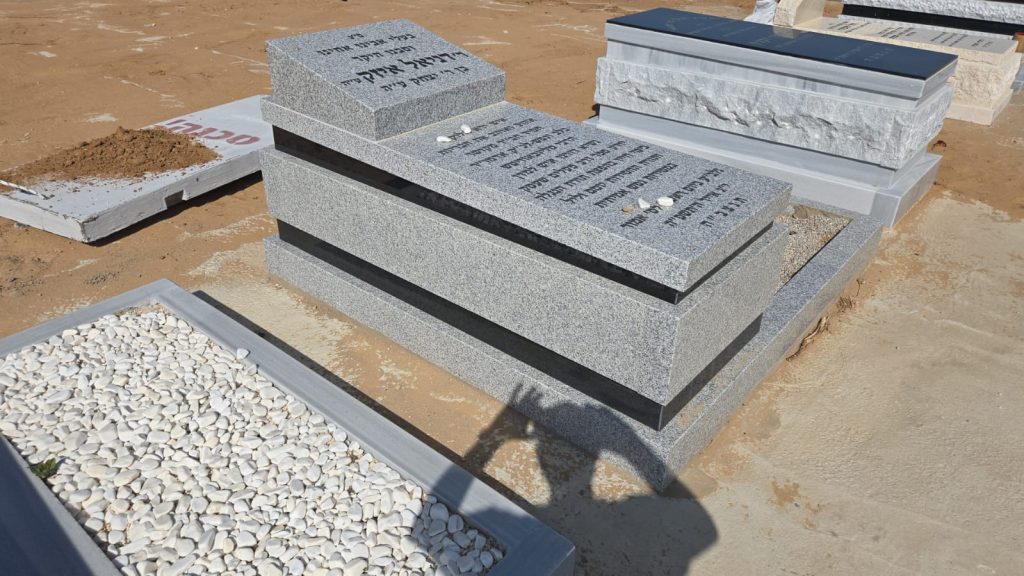 אבן סארדו בעיצוב מיוחד ועיטור גרניט שחור חיפה