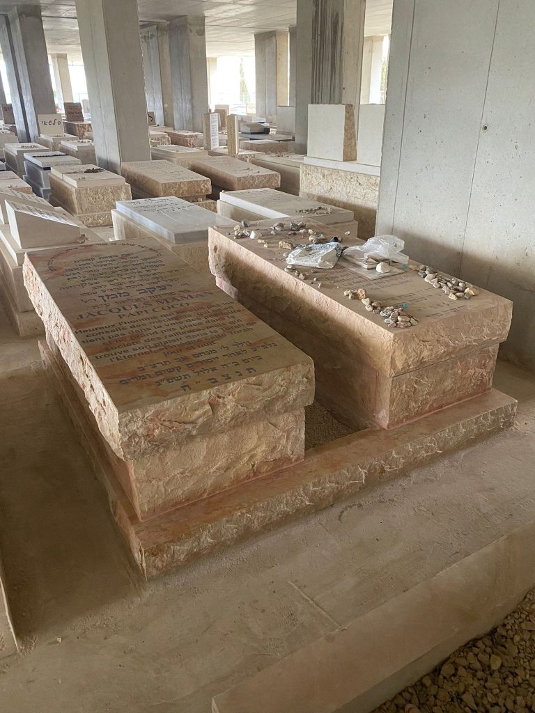 אבן סלייב אדומה יפהפיה במצבה כפולה