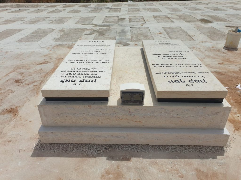 בית חיצוני בין המצבות מסוג אבן שיש חברון עם עיטור גרניט