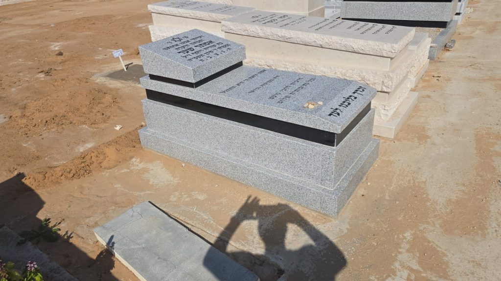 גרני סארדו אבן חזקה מאוד ויפה מכבדת מאוד במצבה יחידה עם כרית ועיטור גרניט שחור בנהריה