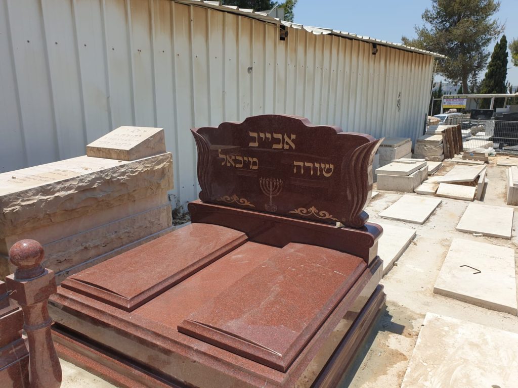 גרניט אדומה מפוארת מצבה כפולה עם גב מצבה כפול מעוצב