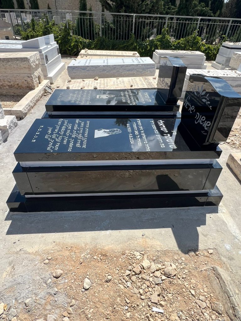 גרניט שחור אבל גב מצבה ומסגרת חלקה