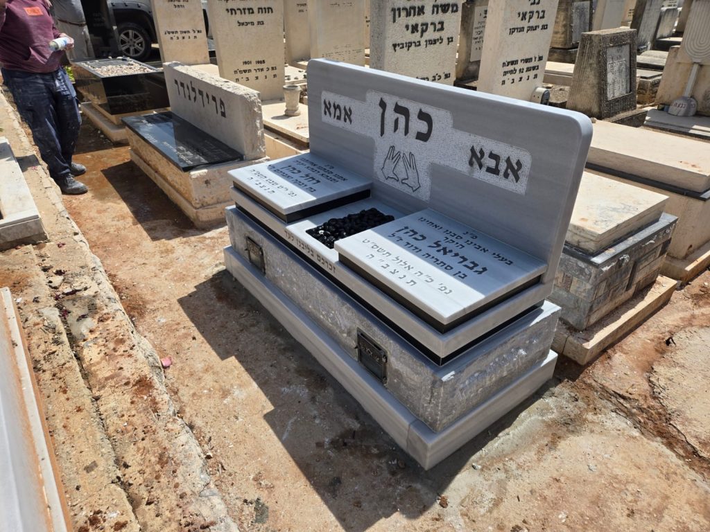 חלקה יחידה מצבת מכפלה עם גב מצבה מפואר כפול עם בית נר פנימי עם דלת ועיטור גרניט במרכז