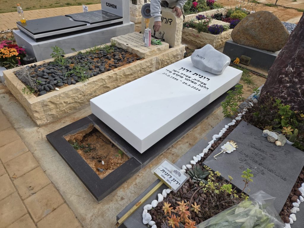 מסגרת שחורה עם אבן לבנה מהממת עיצוב ושילוב מרהיב מכובד מאוד בכרמיאל עכו והסביבה