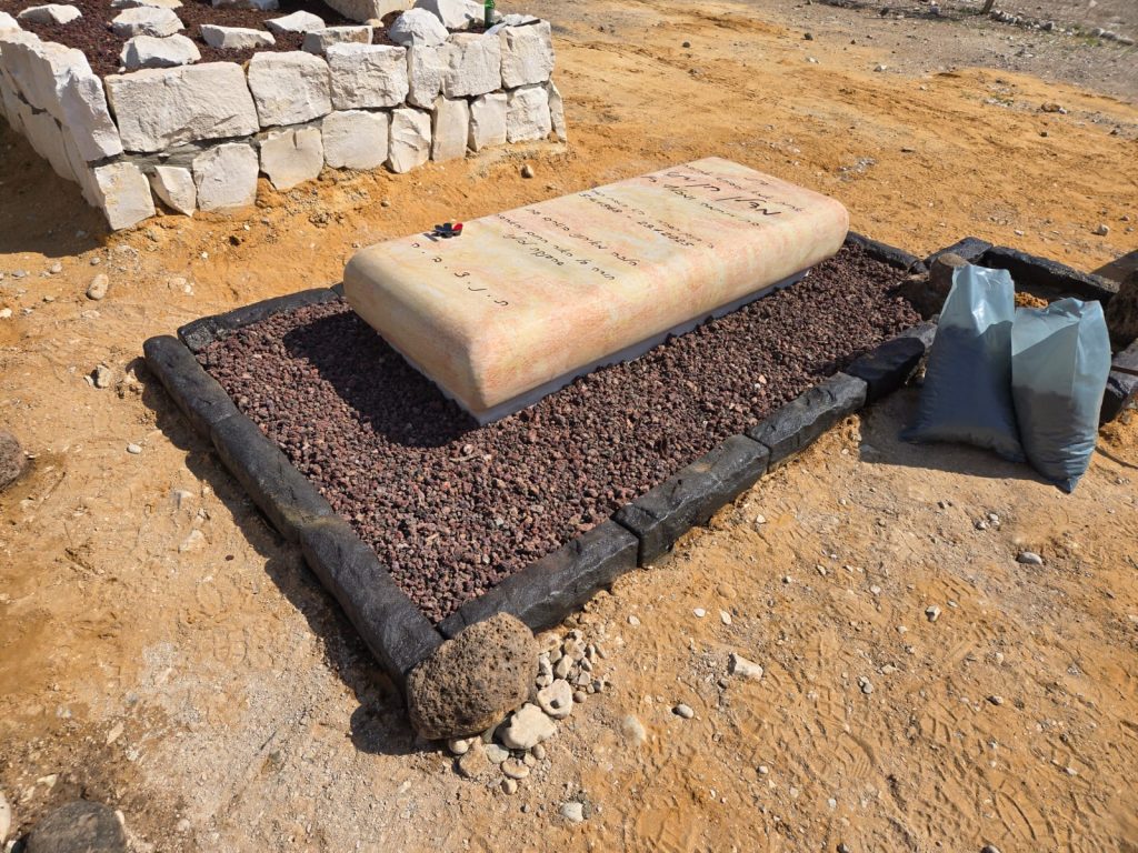 מצבה יחידה על חלקה אחת מעוצבת בחיפה