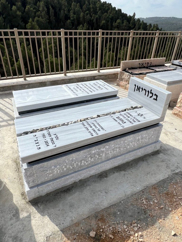 מצבה יחידה על חלקה בבית העלמין