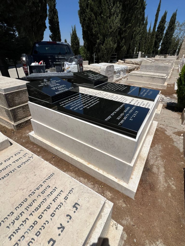 מצבה כפולה 2 מסגרות עם פלטה גרהעא שחור וכרית