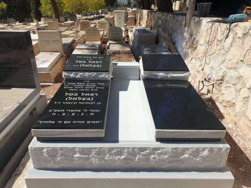 מצבה כפולה אבן טורקי מסגרת פראי על שתי חלקות חיפוי אבן גרניט וכרית על המצבה בחיפה