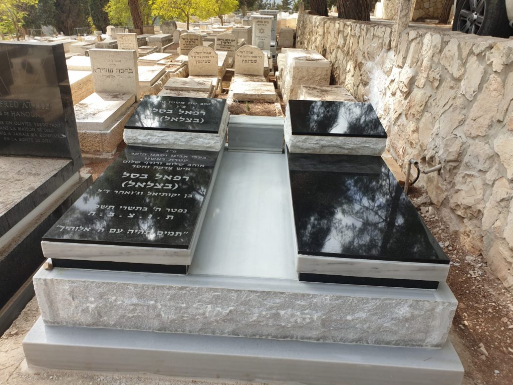 מצבה כפולה אבן טורקי מסגרת פראי על שתי חלקות חיפוי אבן גרניט וכרית על המצבה בירושלים