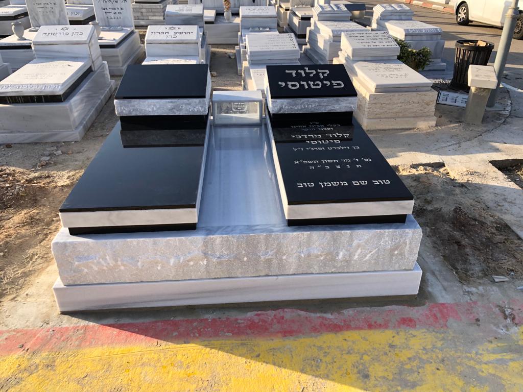 מצבה כפולה אבן טורקי מסגרת פראי על שתי חלקות חיפוי אבן גרניט וכרית על המצבה בעכו