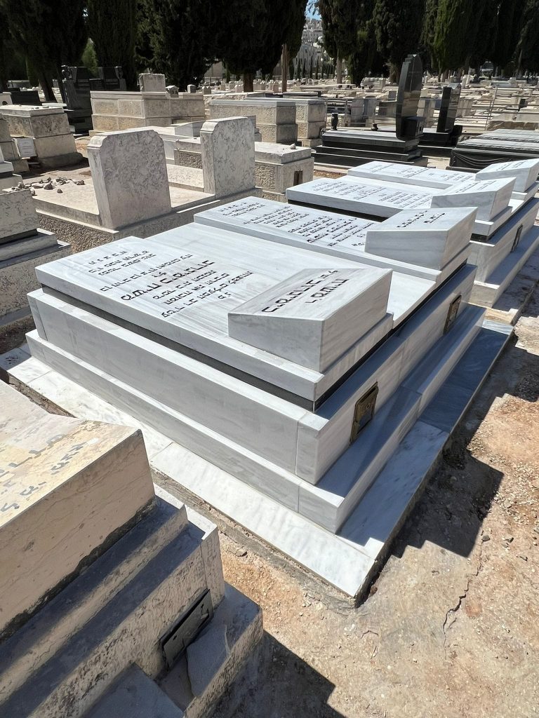 מצבה כפולה אבן טורקי מסגרת פראי על שתי חלקות עיטור גרניט וכרית על המצבה בתל אביב והסביבה