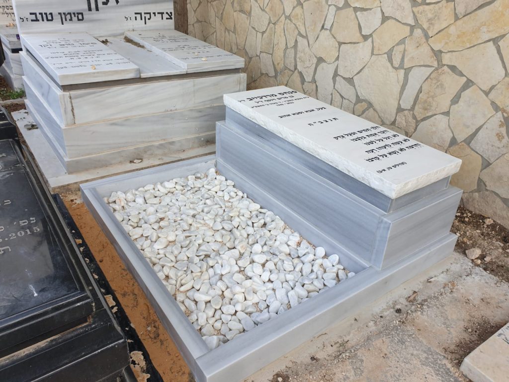 מצבה כפולה אבן טורקי מסגרת פראית מראה חלק בחיפה