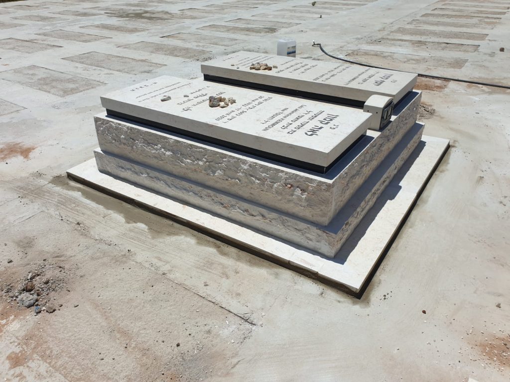 מצבה כפולה אבן מסגרת פראי על שתי חלקות אבן חברונית בקריות