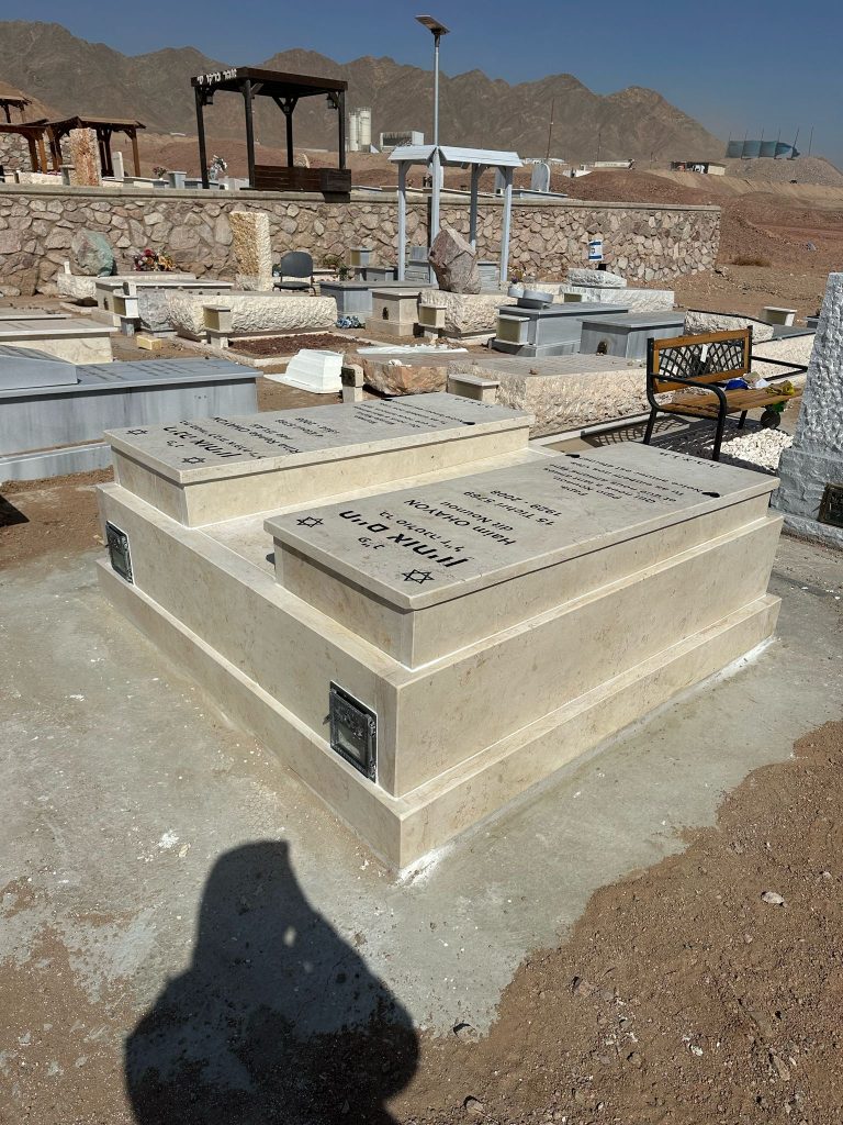 מצבה כפולה אחד ליד השני עם בית נר פנימי עם דלת אבן חברונית