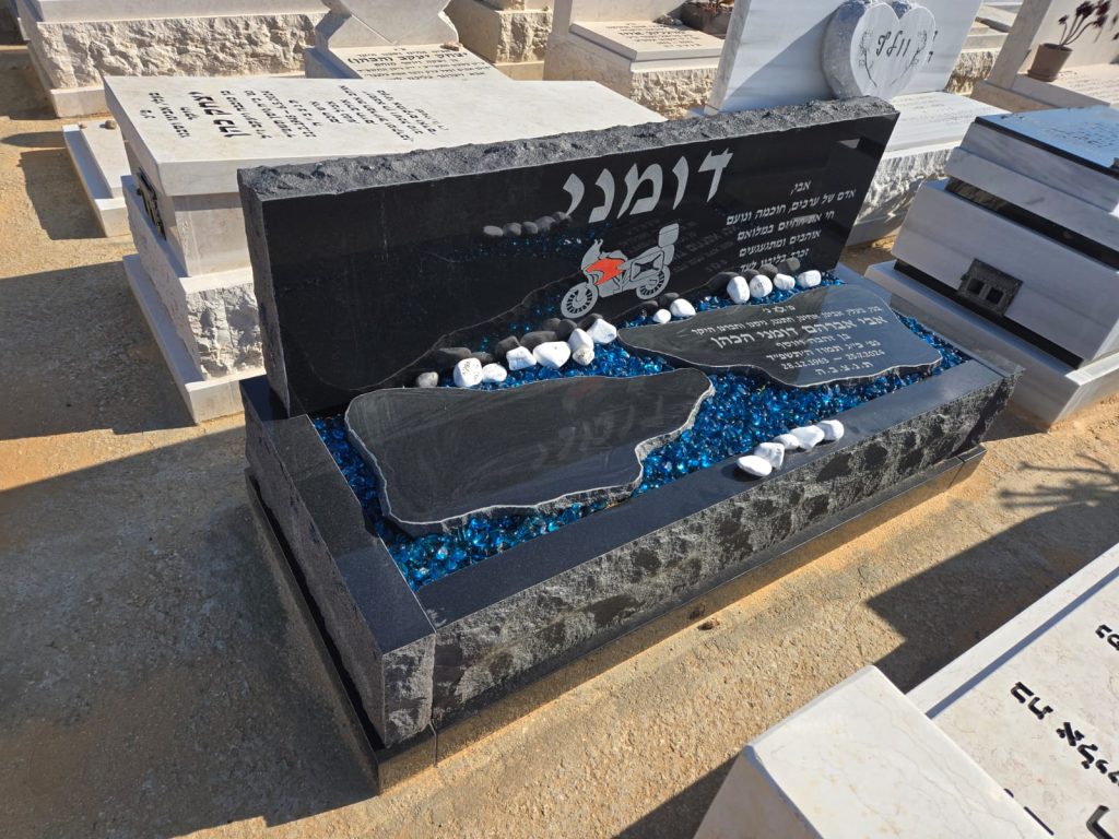 מצבה כפולה אחד מעל השני אבן שיש גרניט שחור עם גב מצבה כפול ואבנים מיוחדות מראה פראי