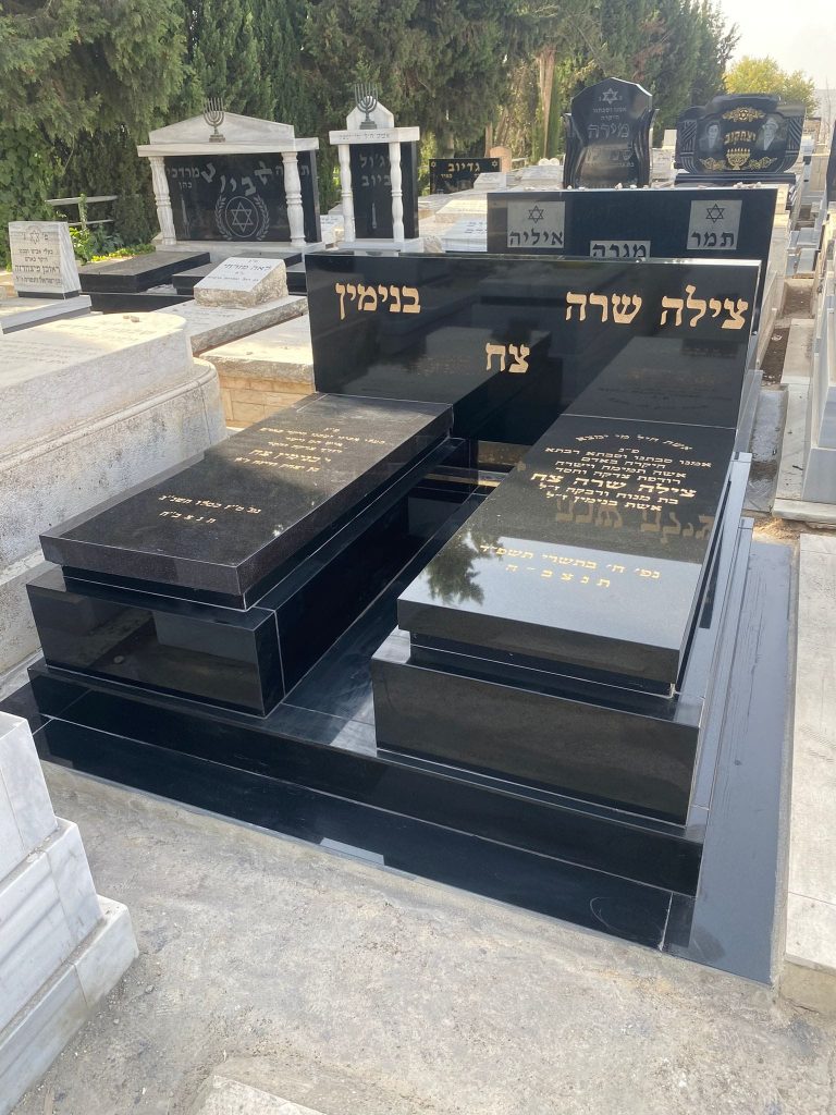 מצבה כפולה ויפה מגרניט שחור בחיפה