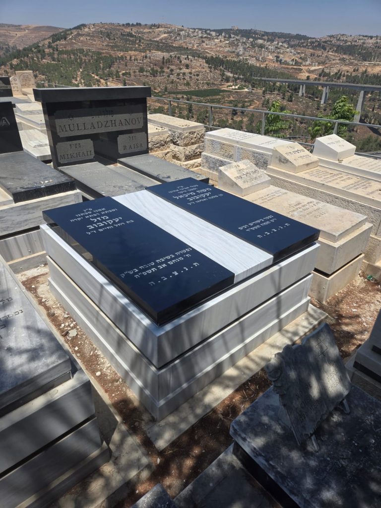 מצבה כפולה מאבן שיש טורקי עם חיפוי גרניט שחור