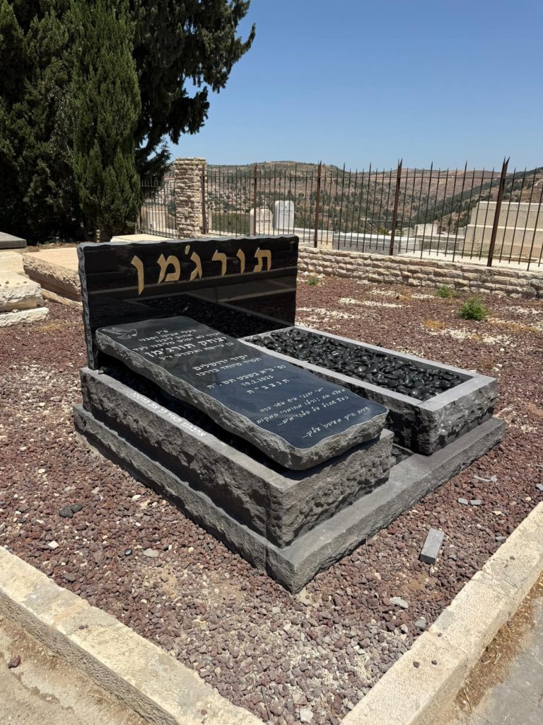 מצבה כפולה עם גב כפול מגרניט שחור משולב