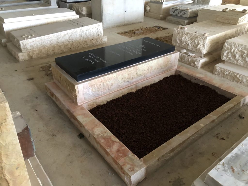 מצבה מאב סלייב עם מסגרת ופלטה גרניט שחור