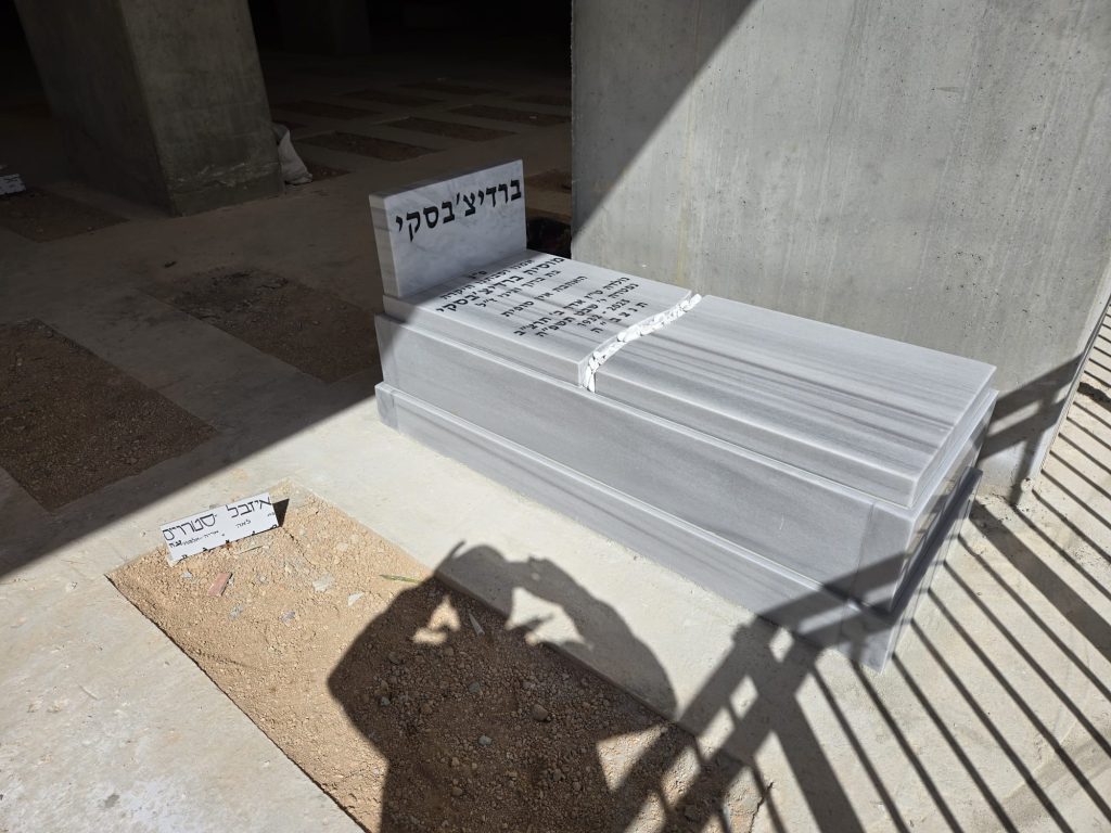 מצבה מאבן טורקית חזקה ויציבה אפור בהיר
