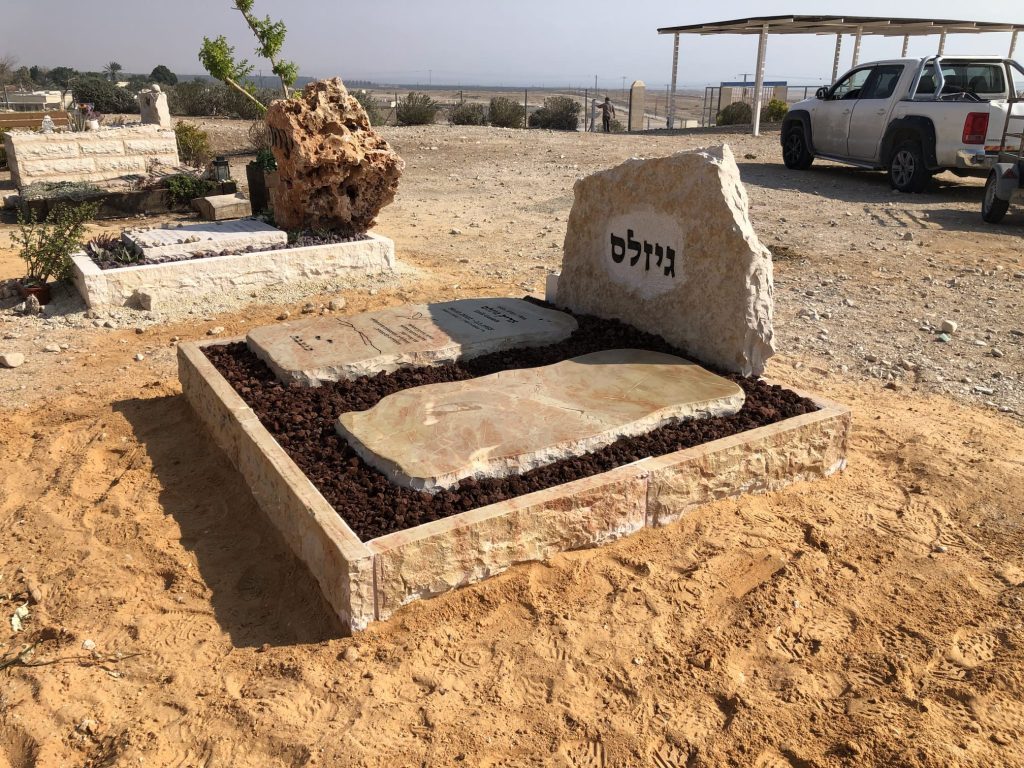 מצבה מאבן מיוחדת כפולה על גבי אבני טוף עם מסגרת פראי