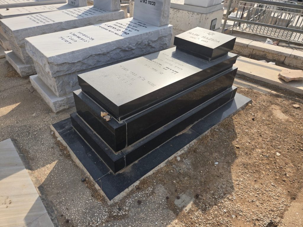 מצבה מגרניט שחור עם כרית מוגבהת ויפה