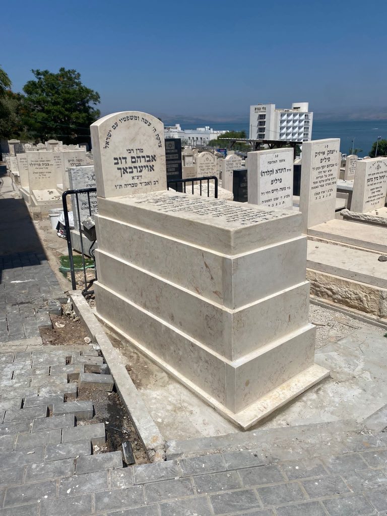 מצבה מוגבה מאוד עם גב מצבת לצדיקים