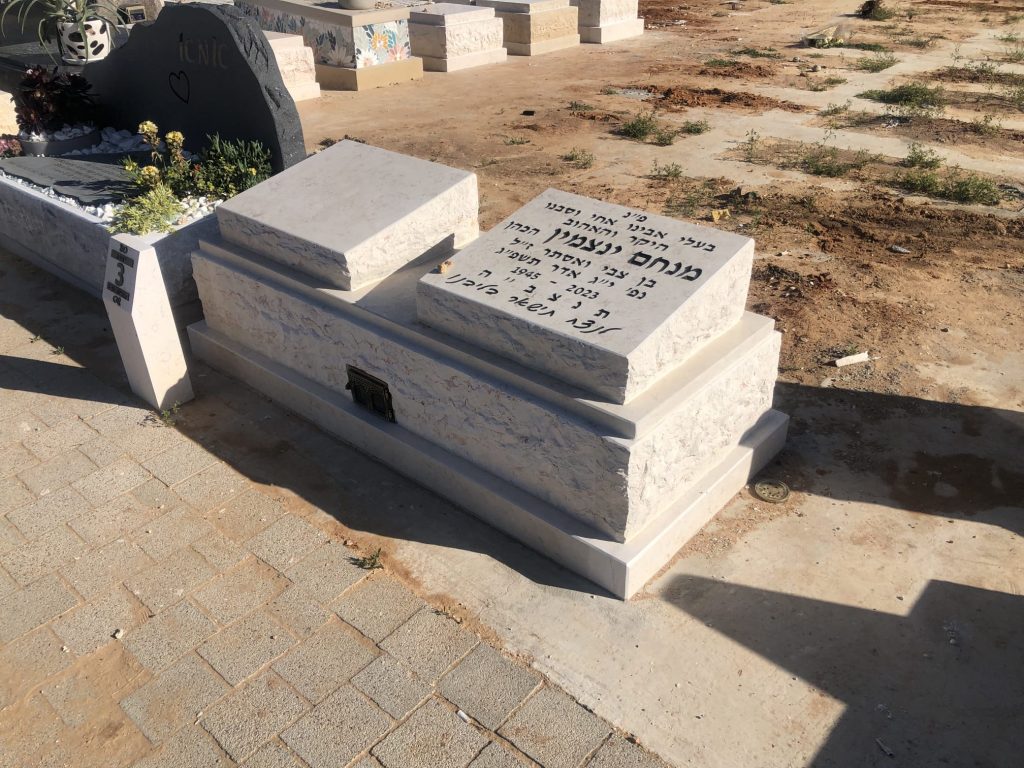 מצבה מיוחדת עם בית נר פנימי עם כרית