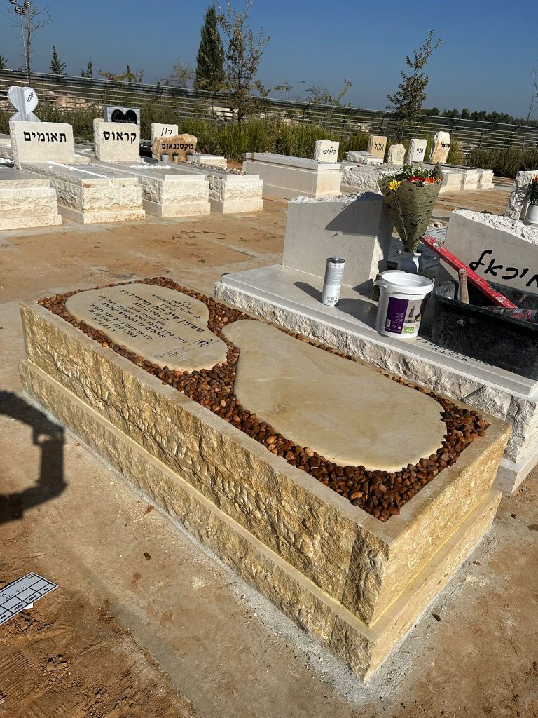 מצבה מכפלה מעוצבת על חלקה אחת יחידה