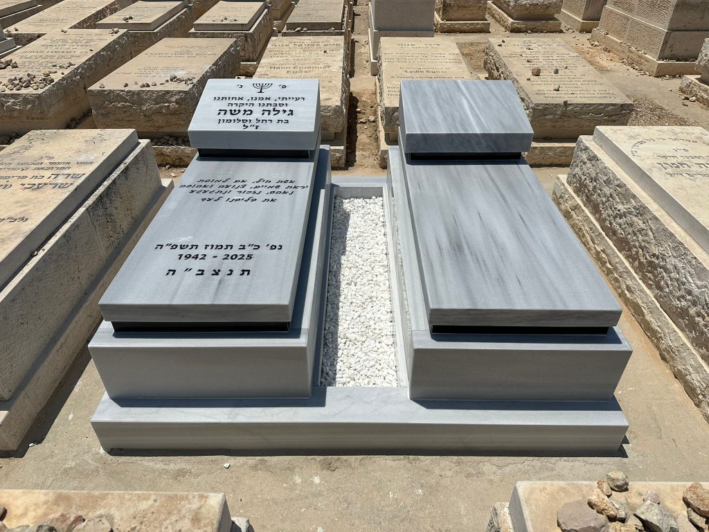 מצבה מסגרת ועיטור גרניט שחור עם כרית וכיתוב בירושלים