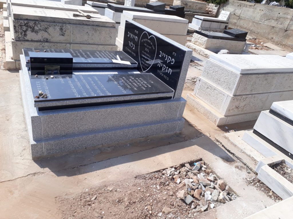 מצבה מסוג אבן טורקי ושילוב אבן גרניט חיפויי גם על גב המצבה בבאר שבע
