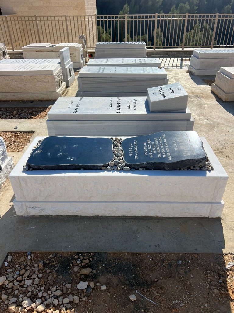 מצבה מעוצבת מכפלה עם שילוב גרניט