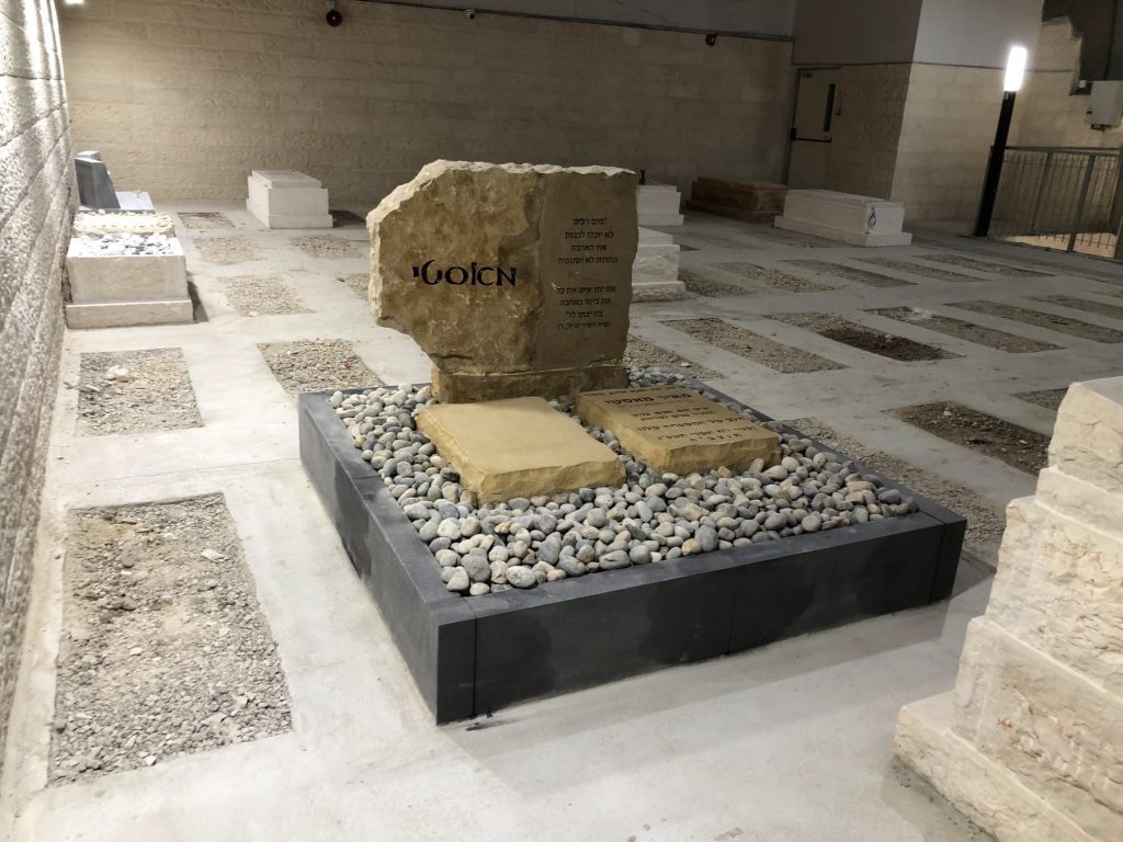 מצבה מעוצבת על גבי אבנים ומסגרת בבחירה מותאמת אישית למשפחה