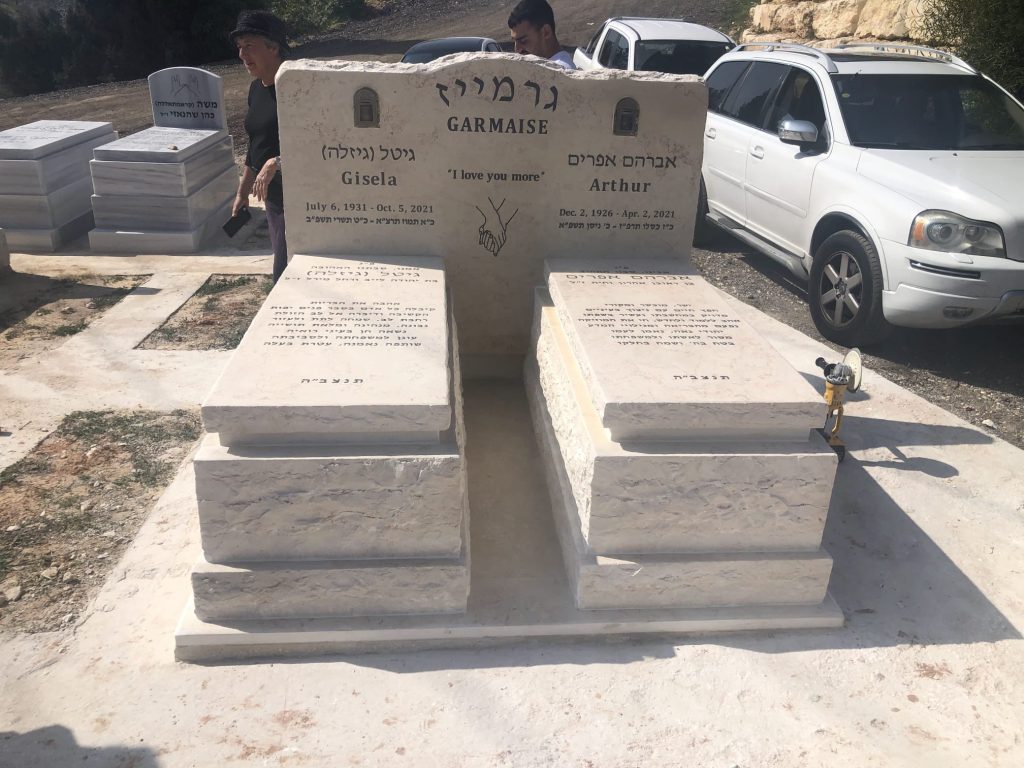 מצבה מפוארת אבן חברון עם גב כפול ופאנל