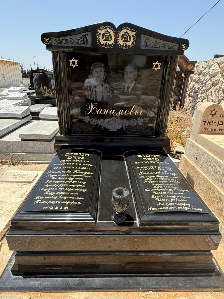 מצבה מפוארת גב גבוהה מאוד עם עיטור זהב בשעיש גרניט כפולה על שתי חלקות