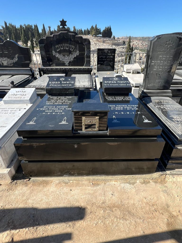 מצבה מפוארת עם כריות מגרניט שחור