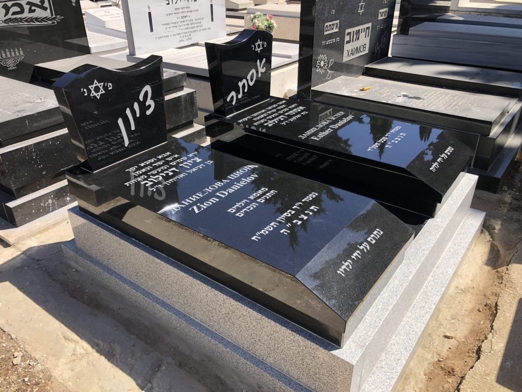 מצבה משולב אבן גרניט שחור וסארדו נקודות