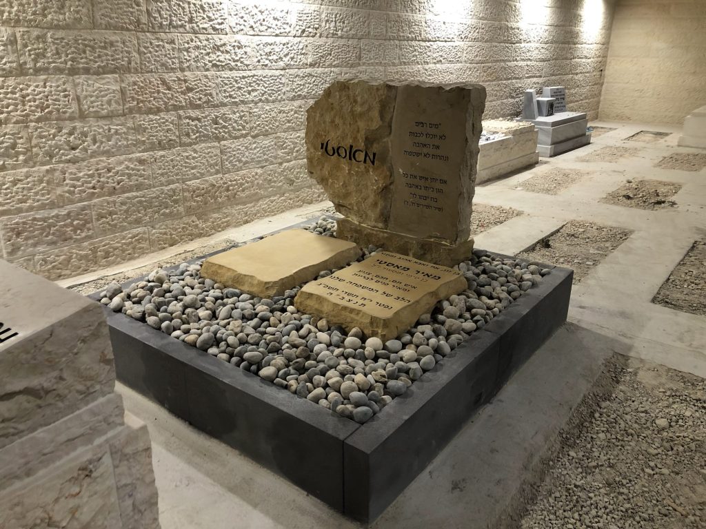 מצבה על גבי אבנים ושיש גרניט