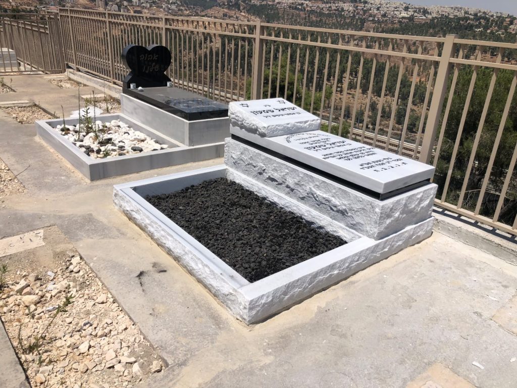 מצבה שיש טורקי עם מסגרת ואבנים בחיפה