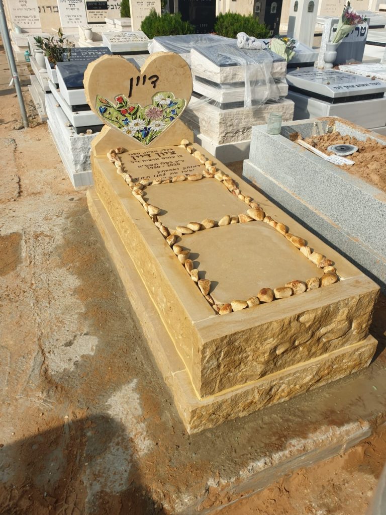 מצבות באיכות א.א מצבת שלישייה בקריות