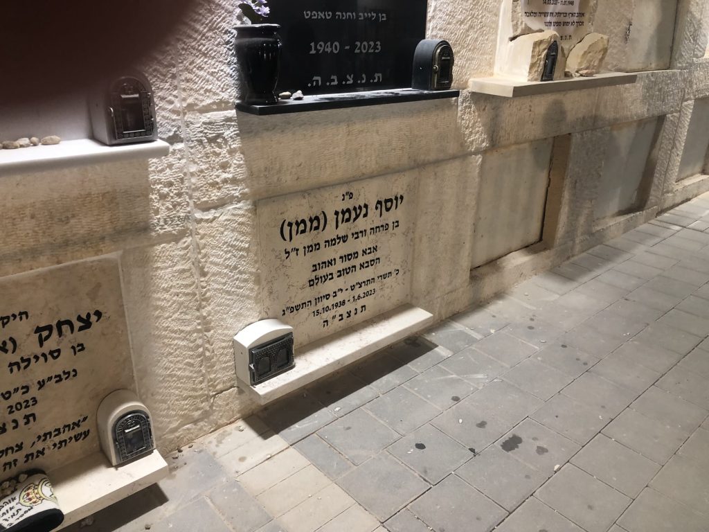 מצבות סנהדרין בקיר אבן חברון עם מדף ובית נר או עד לבחירה