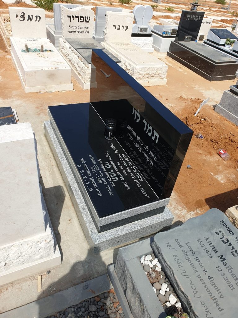 מצבת מכפלה בשילוב גרניט סארדו וגרניט שחור עם גב מצבה כפול בחיפה