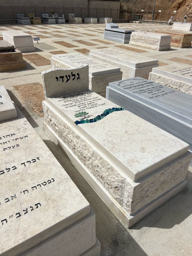 מצבת מכפלה חברון מעוצבת עם גב
