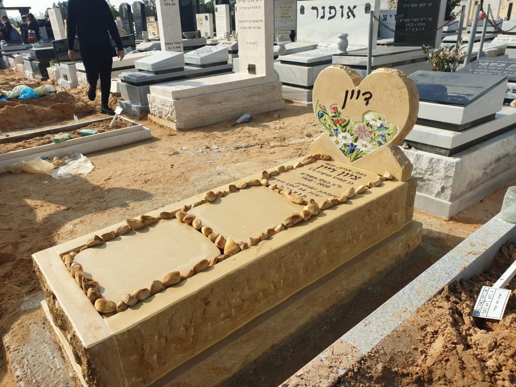 מצבת שלישייה מיוחדת עם גב מצבה מעוצב בצורת לב