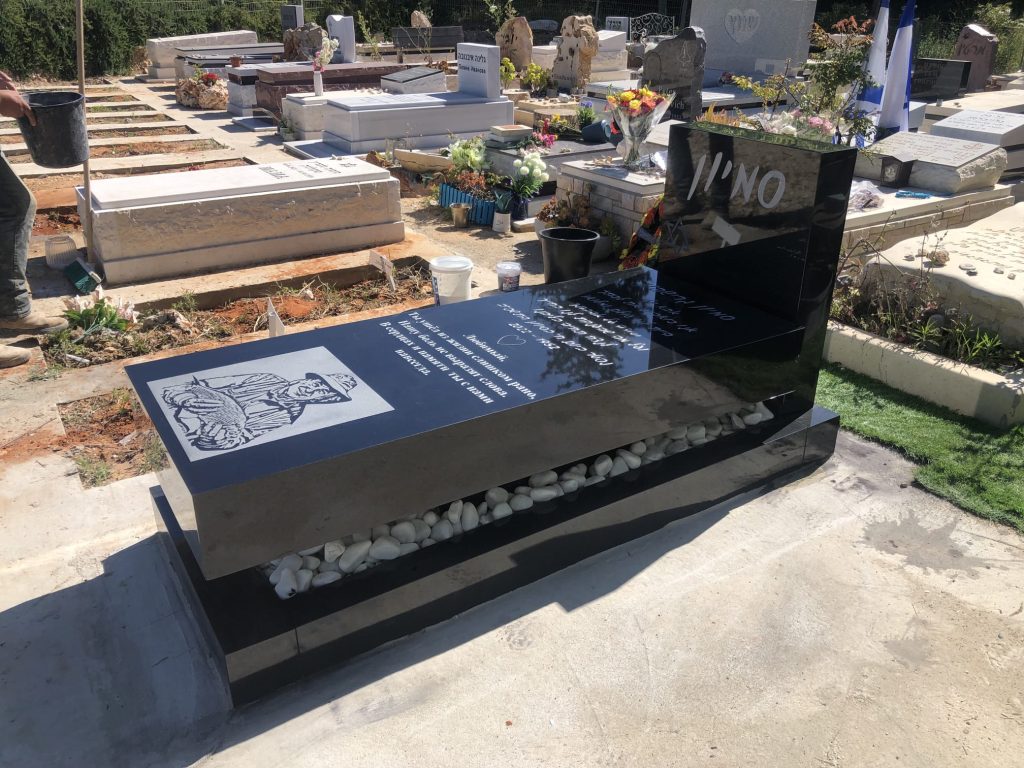 תמונה על גבי שיש גרניט שחור בכל הארץ שירות מהיר ויעיל